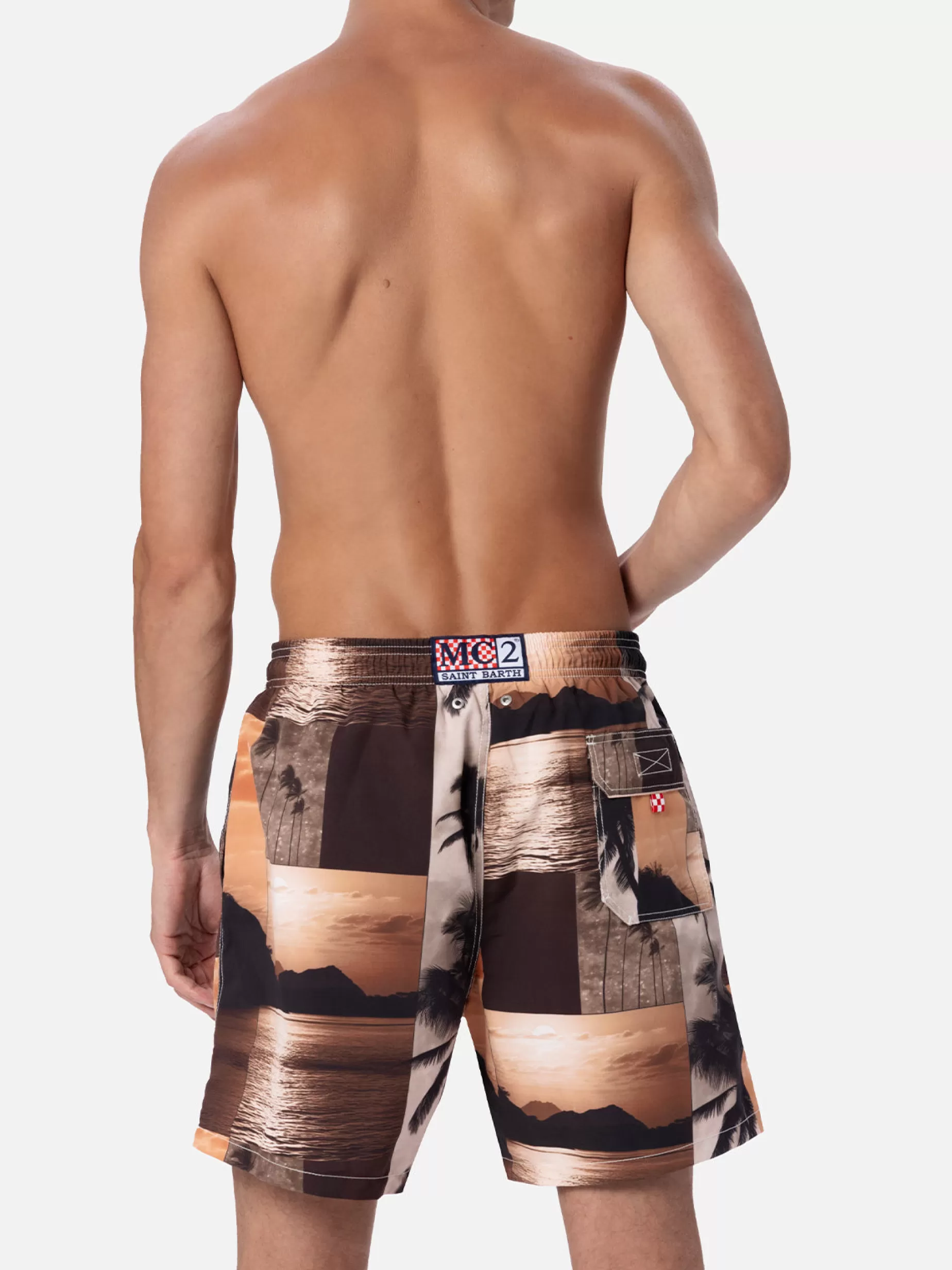 Store Costume da bagno da uomo Gustavia lunghezza media con stampa foto tramonto | AI CO-CREATED DESIGN BY RICKDICK - POWERED BY RED-EYE Uomo Costumi Mare Stampati | Tessuto Mano Pesca