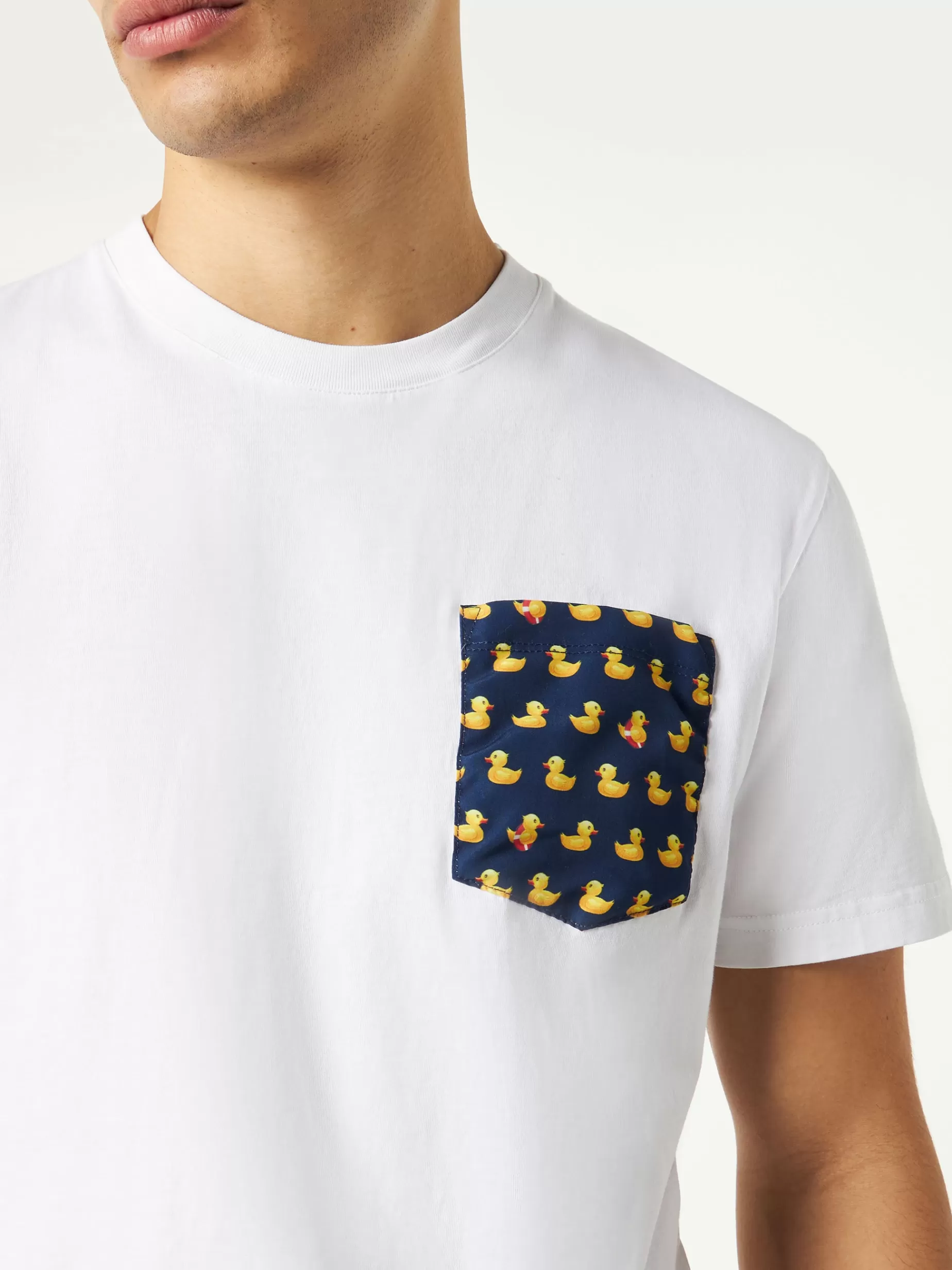 Shop T-shirt da uomo in cotone con taschino stampa papere Uomo T-shirts | Ducky Mood